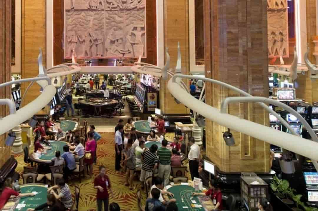 Khu cờ bạc nơi tập trung đông khách đến để giải trí ở Naga World 